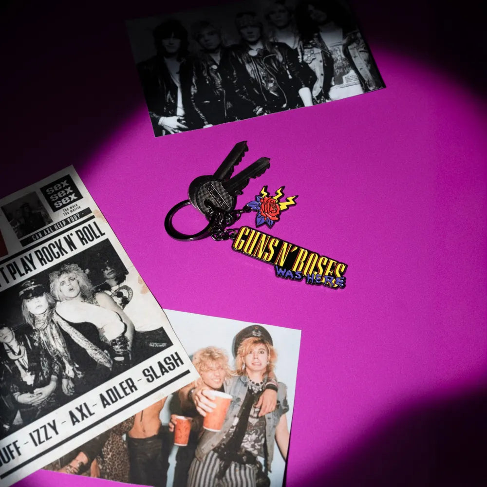 Portachiavi Guns N’ Roses – Logo “Was Here” in Metallo con Rosa e Fulmini